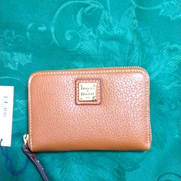 Dooney & Bourke Handbags - NWT DOONEY & BOURKE PEBBLE GRAIN MEDIUM ZIP AROUND WALLET♥️HP ❤️